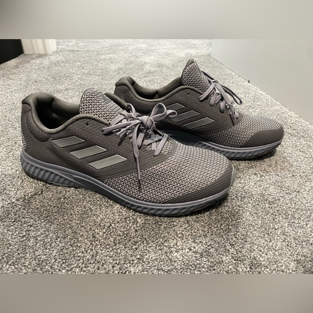 Brand NEW! Sz. 11.5(US) Adidas Bounce Sneakers